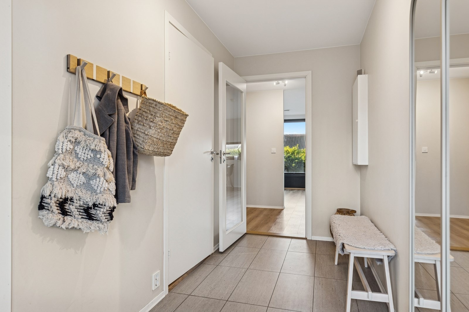 Trivelig entré, god plass til å henge fra seg ytterklær.. Galleribilde