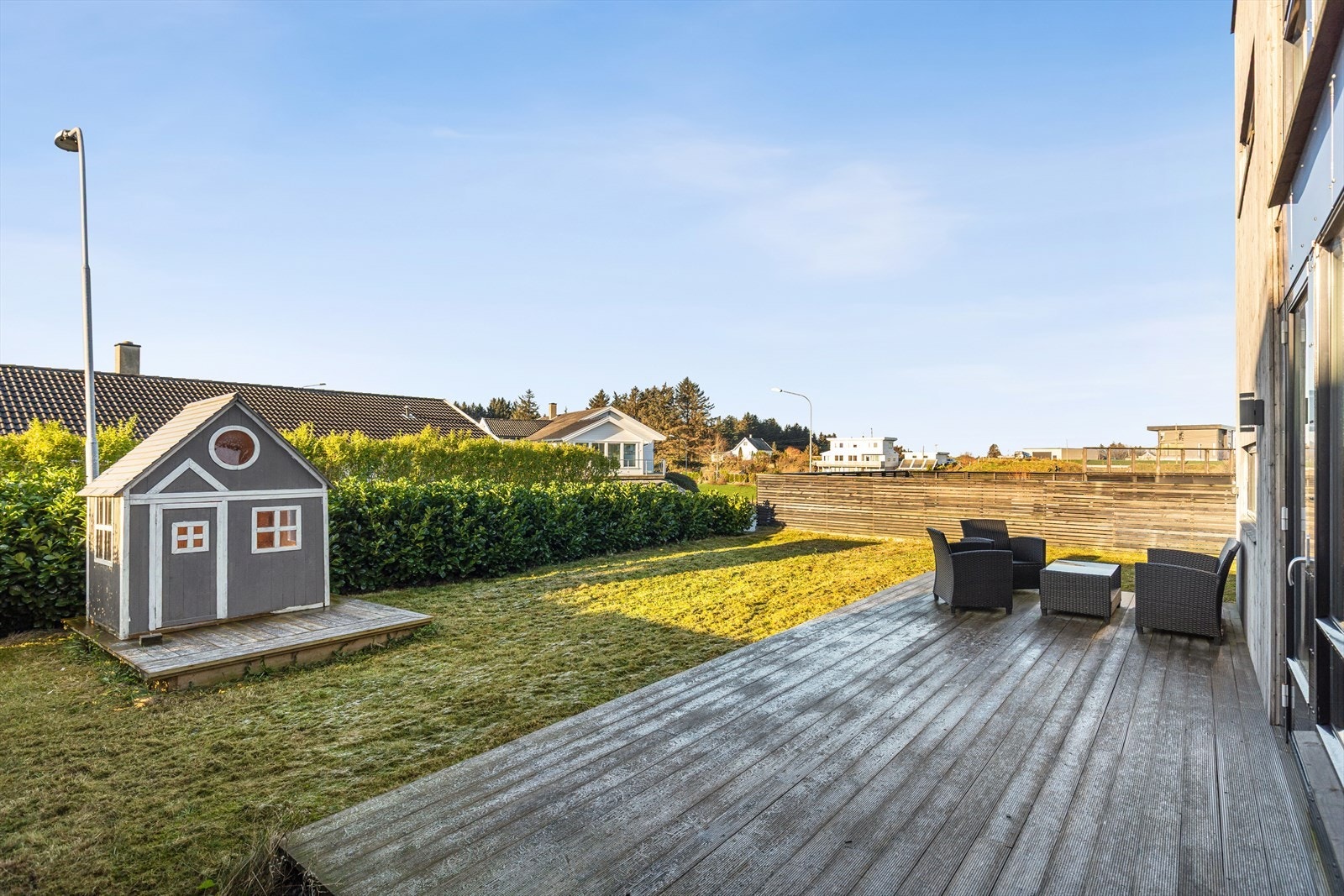Fra stuen er det utgang til solrik terrasse. Hage, boltreplass for store og små. Lekehytte - barnas egen lille eventyrverden. Galleribilde