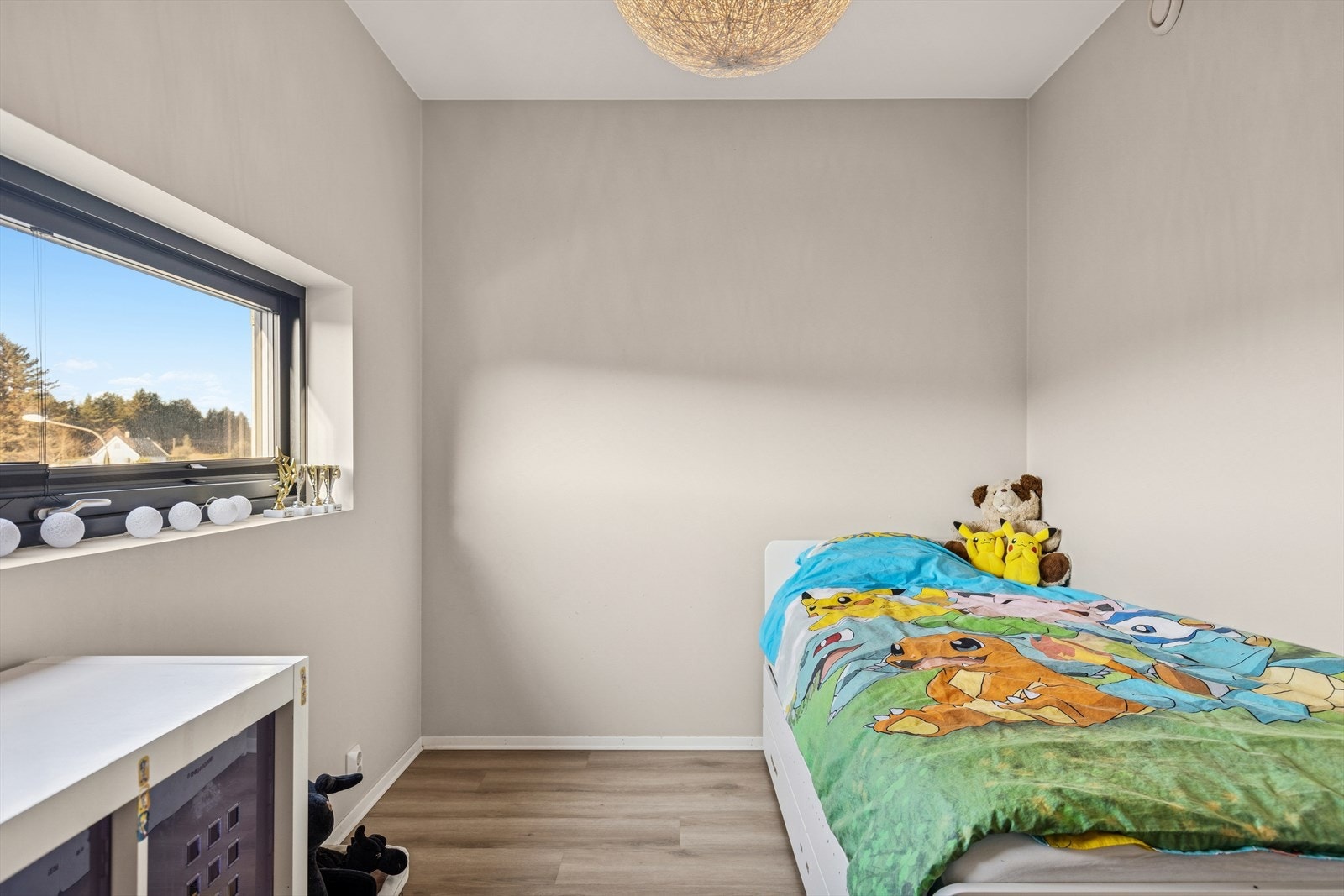 Rom som i dag er innredet som soverom, ikke søkt godkjent (inntegnet som bod på de opprinnelige tegningene). Galleribilde