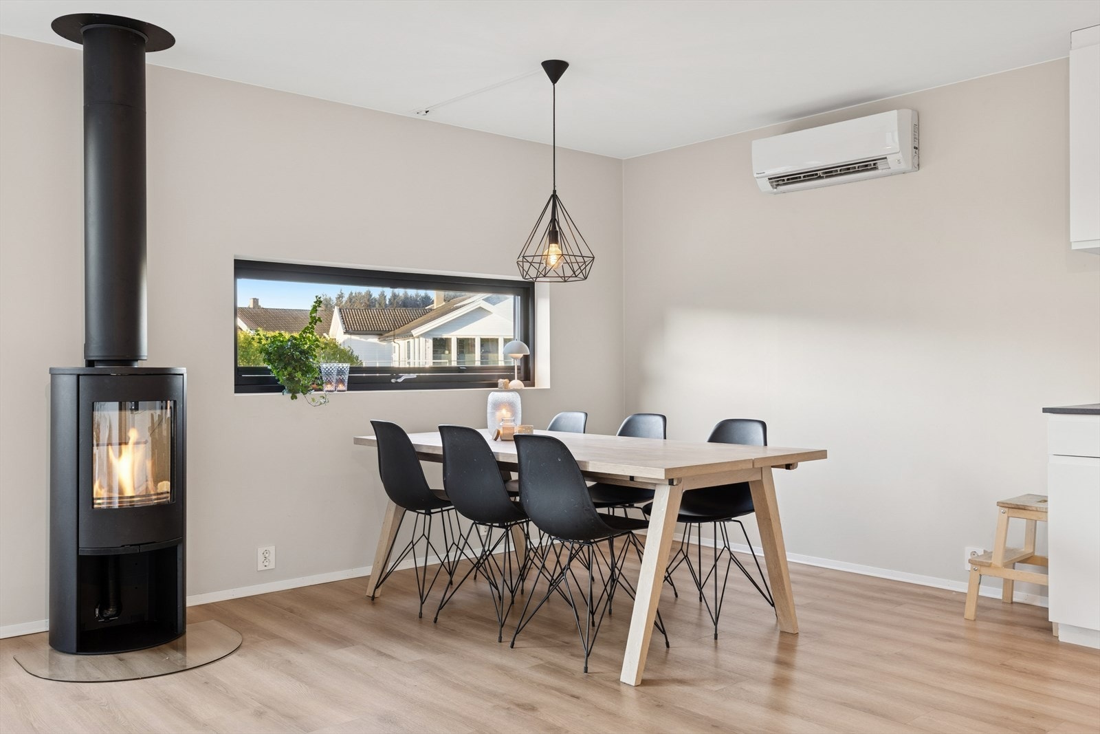 Det generøse vinduet slipper inn mye naturlig lys. Varmepumpe. Galleribilde