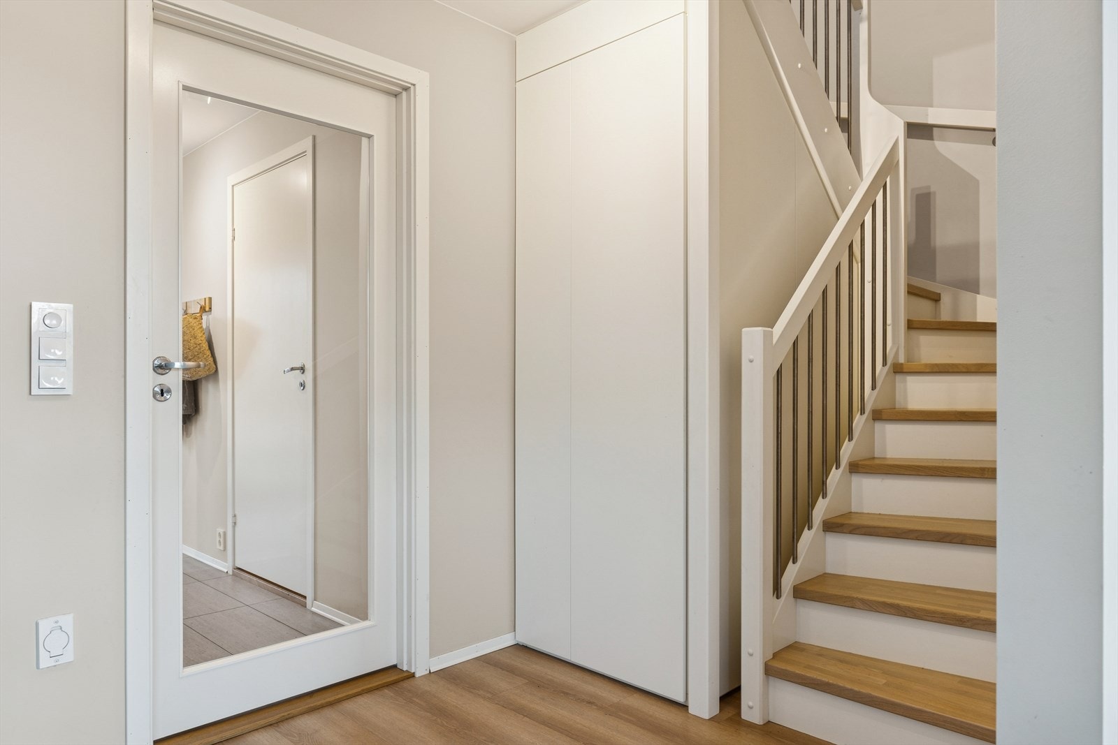 Smart oppbevaringsrom under trappen. Galleribilde