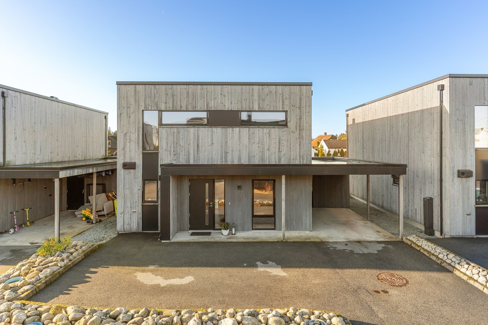 Enebolig i et populært og barnevennlig boligområde med en rolig og attraktiv beliggenhet. Tilbaketrukket med lite innsyn fra øvrig bebyggelse. Galleribilde