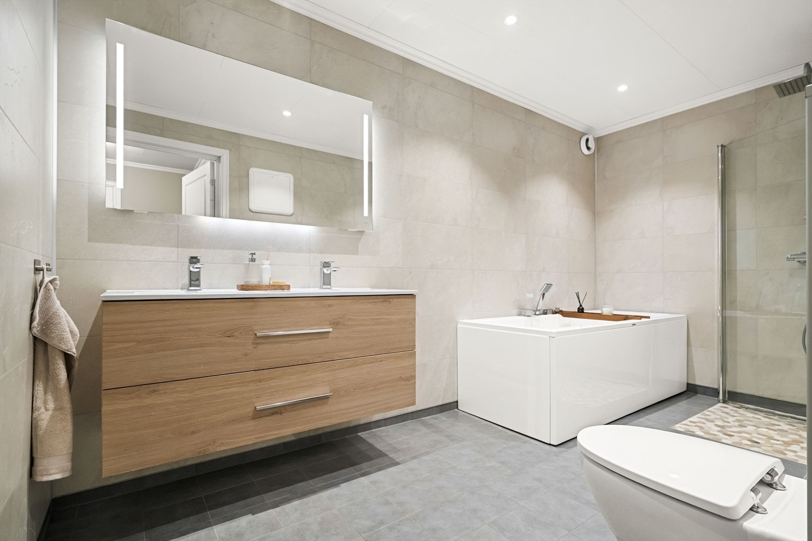 - Tidløst og nytt bad fra 2021 i underetasje med flislagt gulv og baderomsplater på vegg. I himling er det downlights - Galleribilde