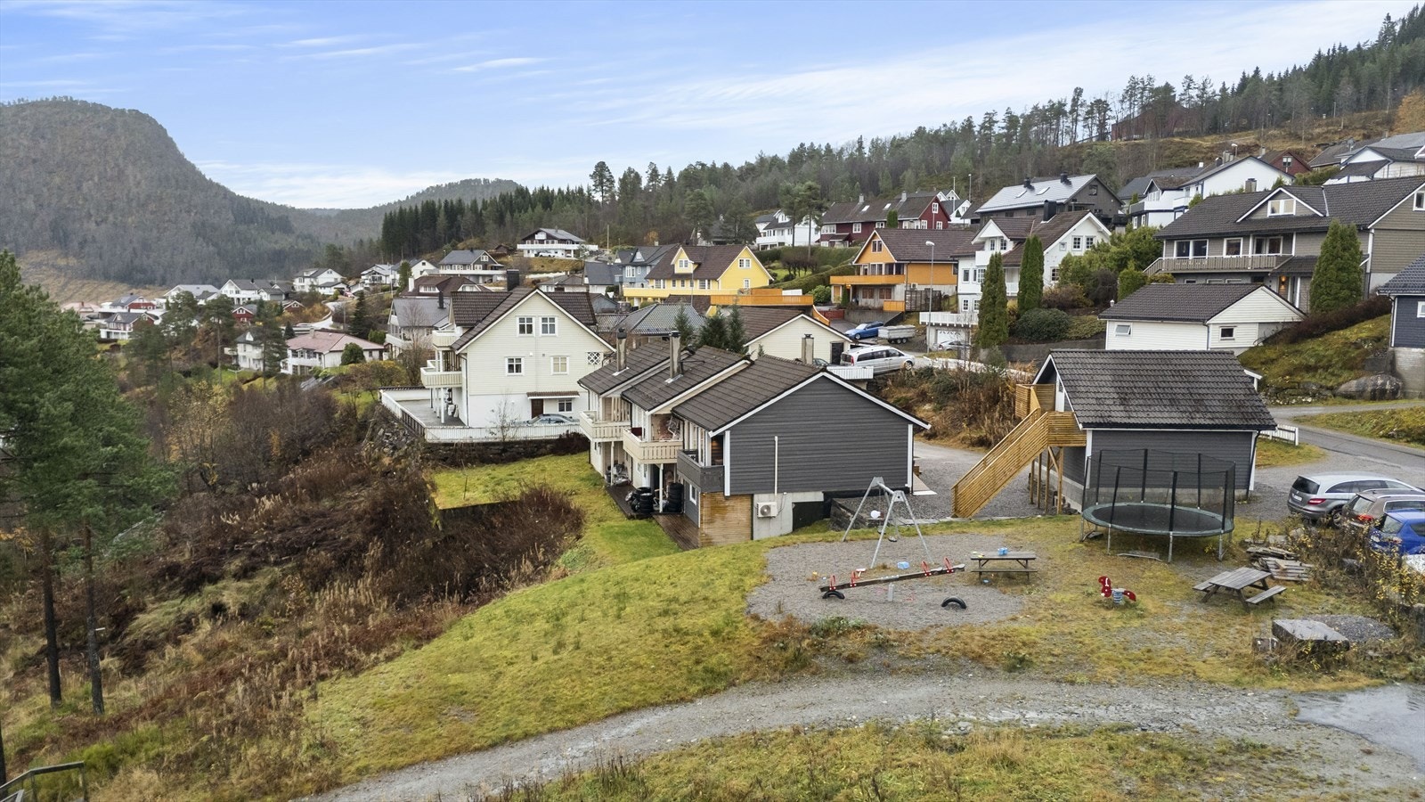 - Lekeplassen er plassert i umiddelbar nærhet av boligen. Det er også kort vei til turmuligheter i området - Galleribilde