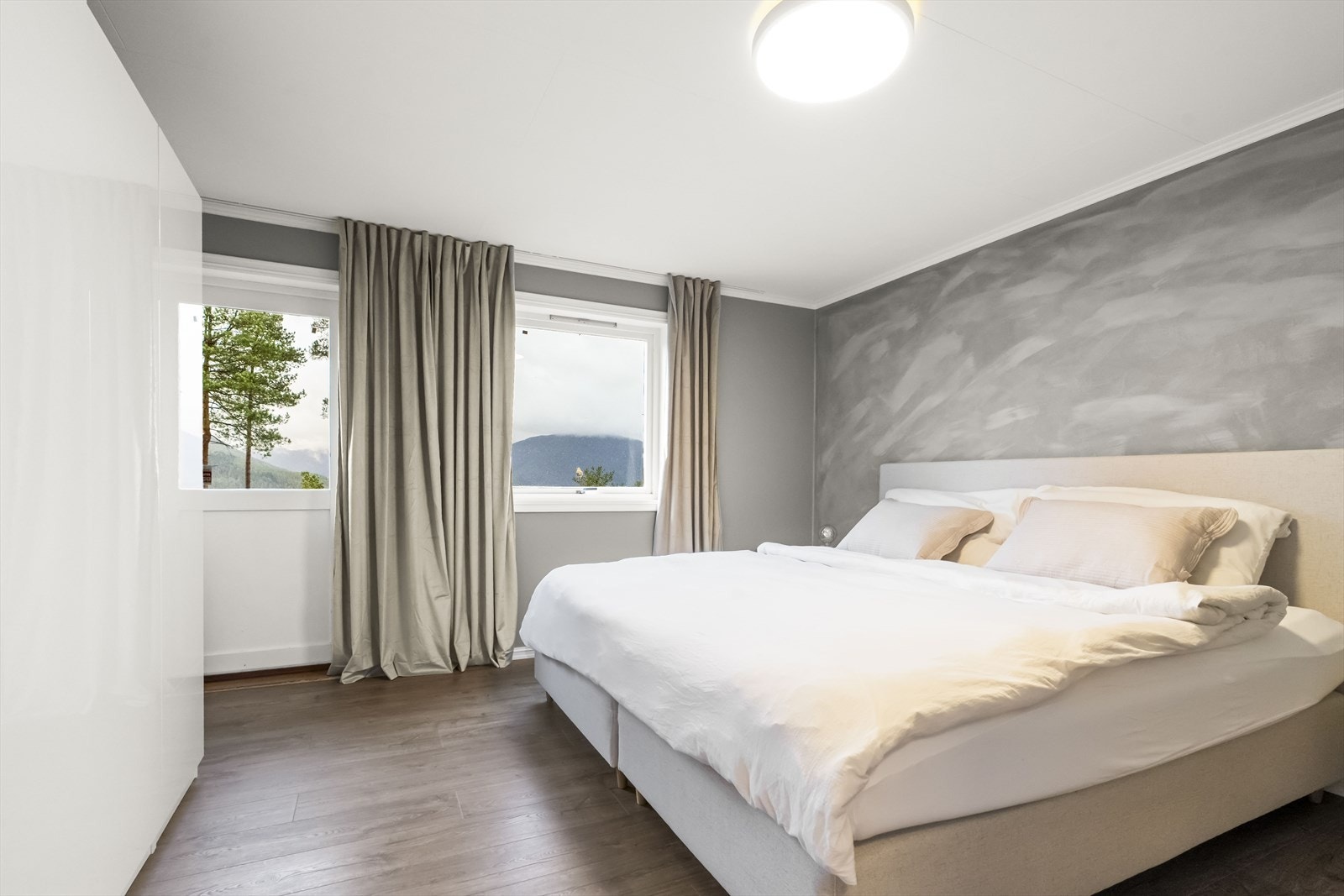 - Hovedsoverom i underetasje med garderobe og utgang til terrasse på ca 14m² - Galleribilde