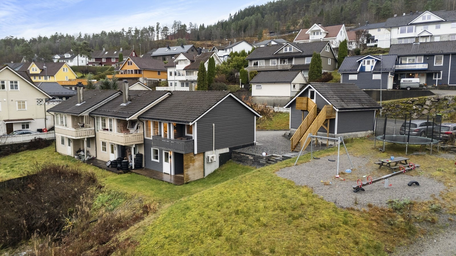 - Eiendommen har egen garasje på ca 33m². Uinnredet loft med gulvflate på ca 21m²- Galleribilde