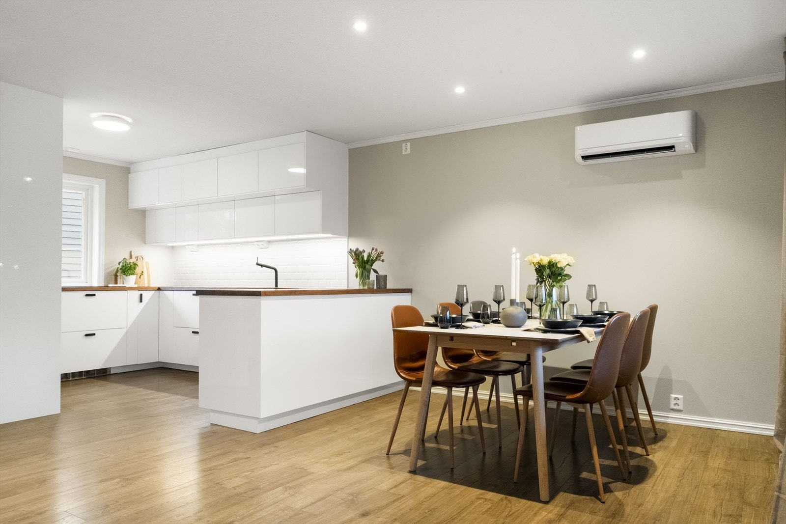 - Lekker og innholdsrik bolig med gjennomgående moderne standard - Galleribilde