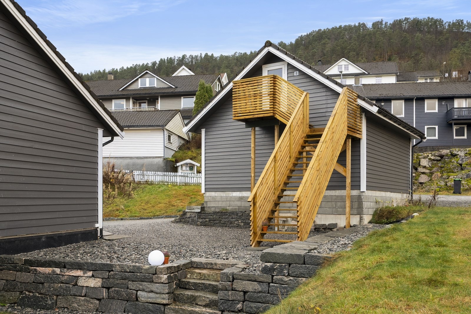 - Garasje har fått utvendig trapp og veranda med rekkverk. Det er også ny el-installasjon og belysning - Galleribilde