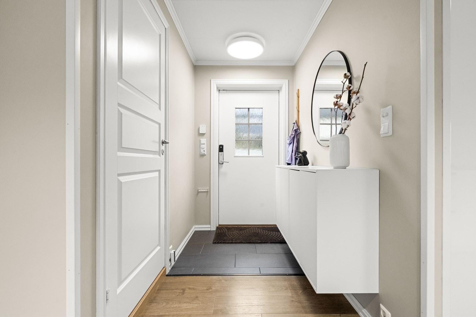 - Entré er flislagt med varmekabler. Ytterdør ble skiftet i 2020 - Galleribilde