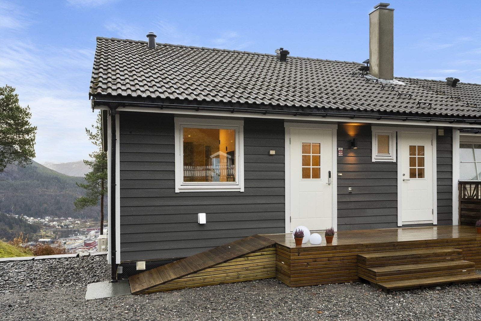 - Her er det enkel tilkomst til bolig med trapp og rampe - Galleribilde