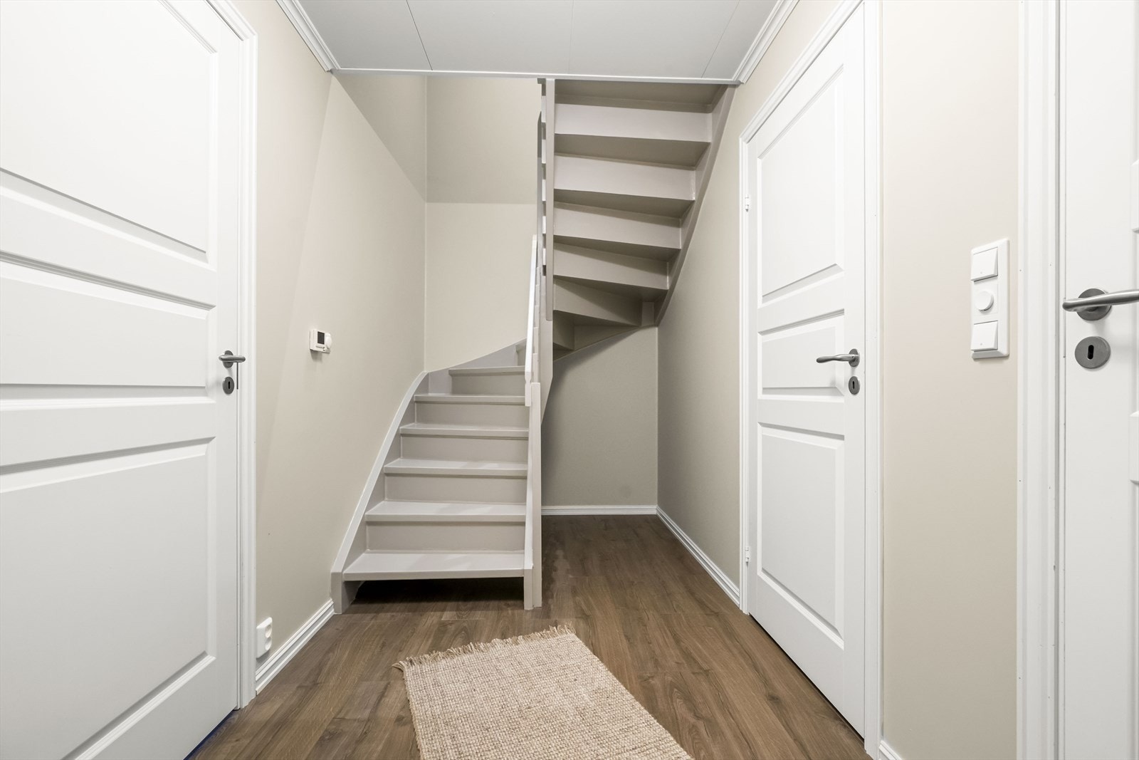 - Underetasje inneholder gang, to soverom, bad og bod - Galleribilde