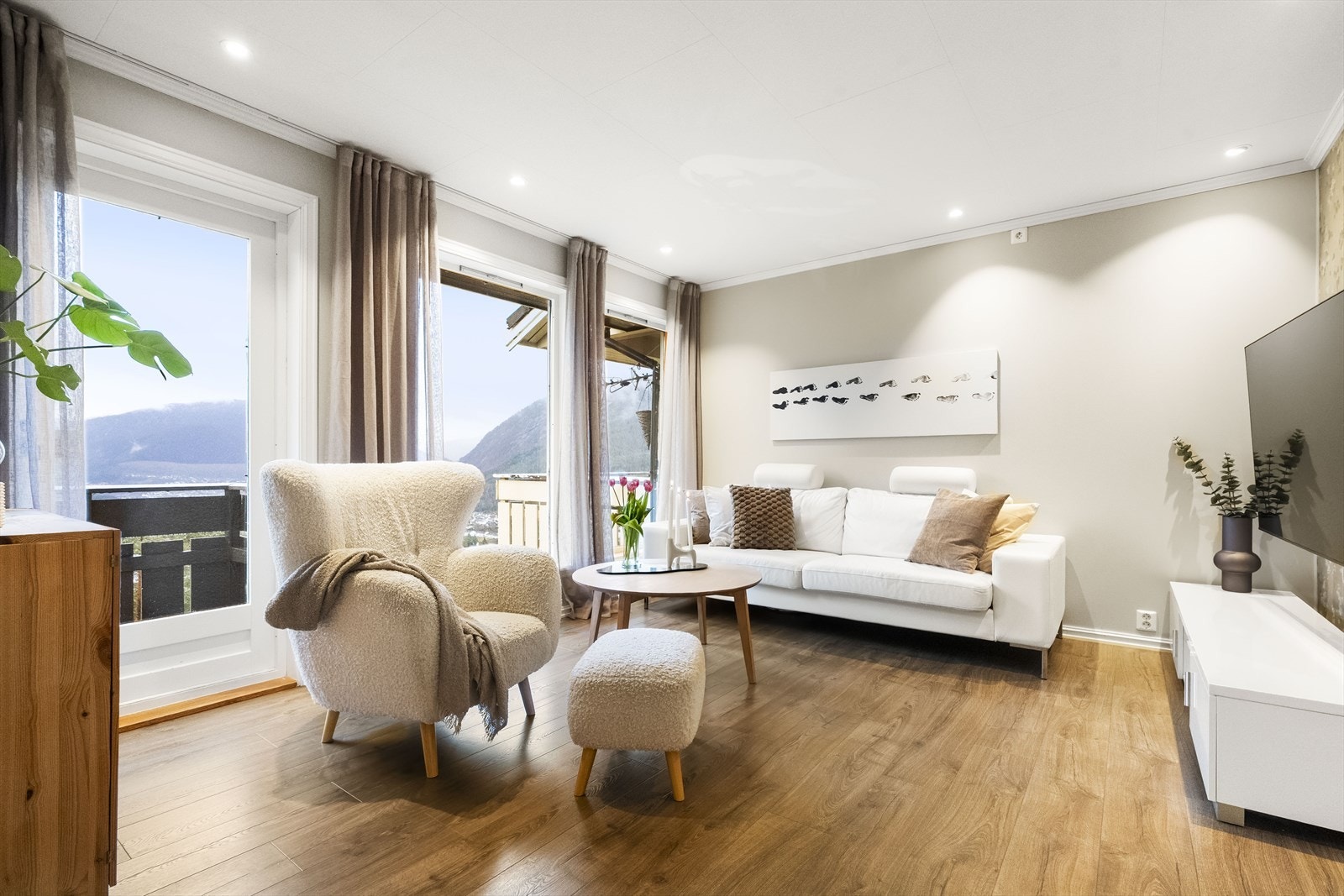 - Modernisert og romslig rekkehus over to plan - Galleribilde