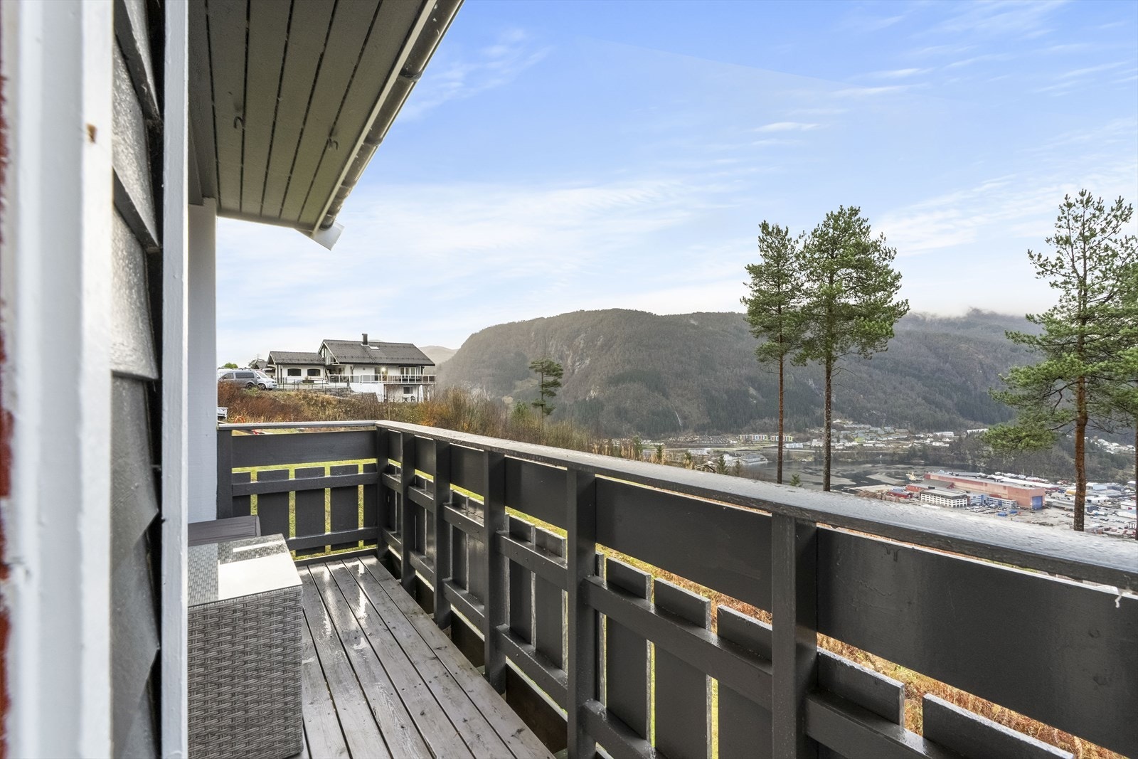 - Veranda på ca 6m² med utsikt mot Førde sentrum - Galleribilde