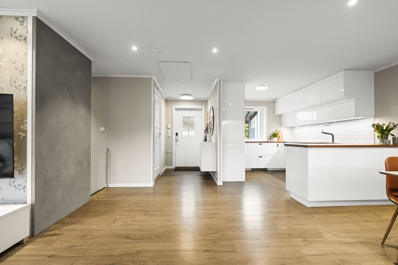 - I stue er det montert varmepumpe fra 2021. Det er også mulighet for å montere vedovn - Galleribilde