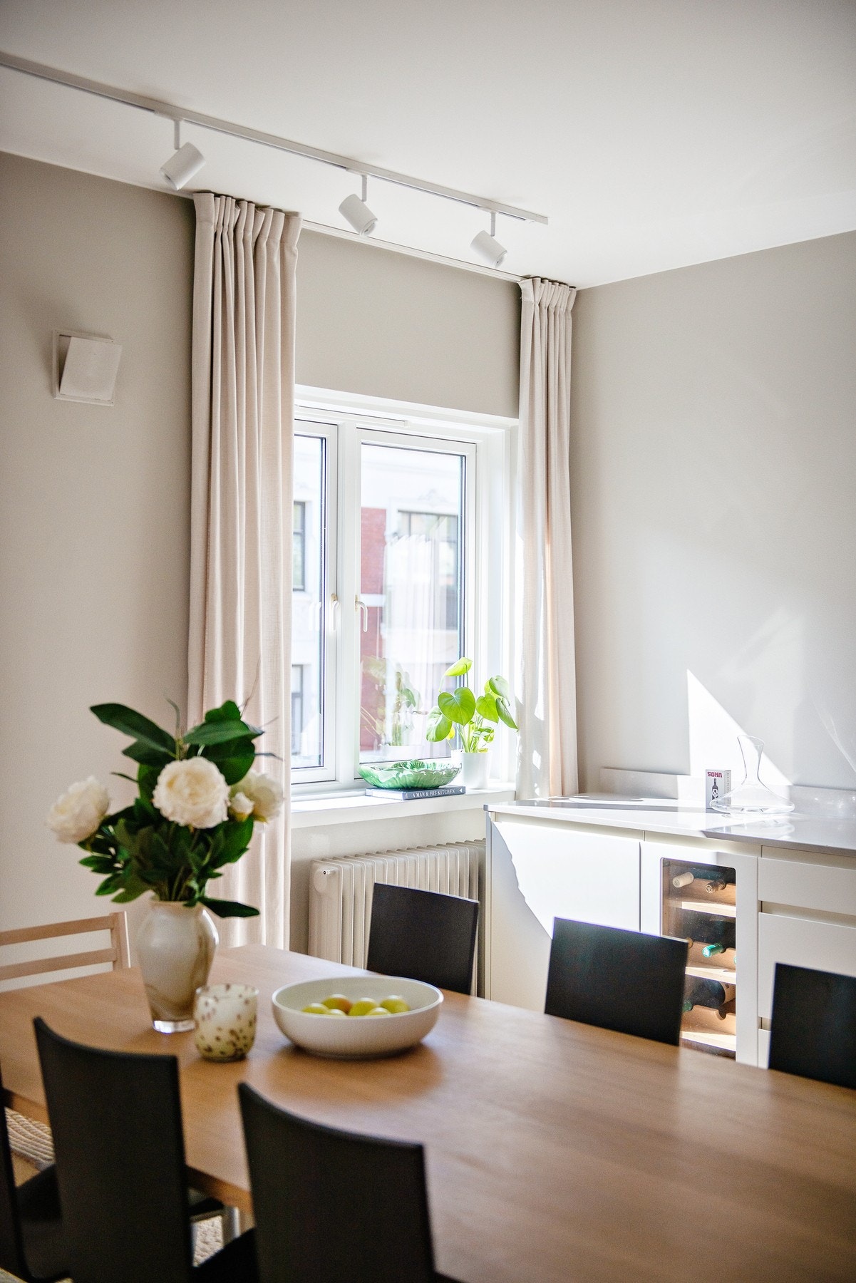 - Her er det god plass til spisebord hvor det kan inviteres til sosiale sammenkomster - Galleribilde