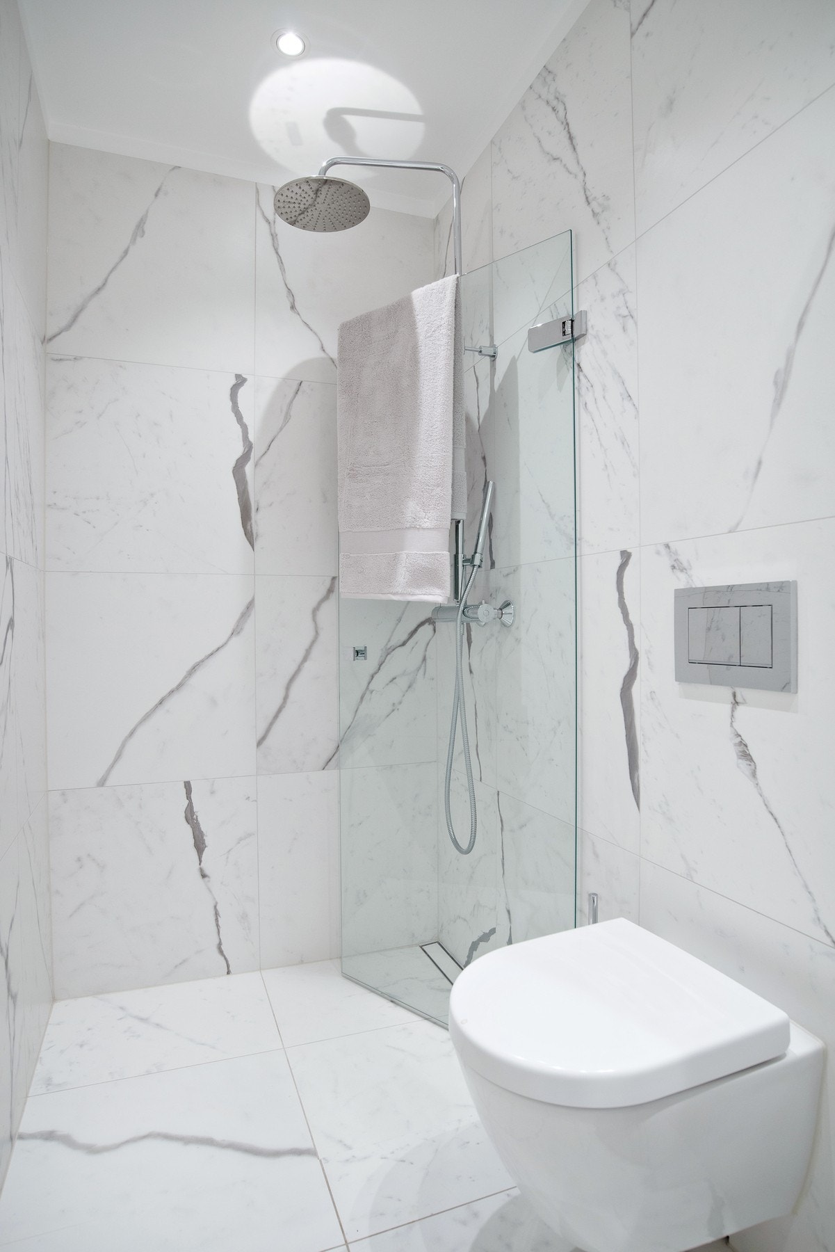 - 60x60 fliser av marmor, regnfallsdusj og spotter i himling. I likhet med hovedbadet har dette badet fått Tg1 av byggesakskyndig - Galleribilde