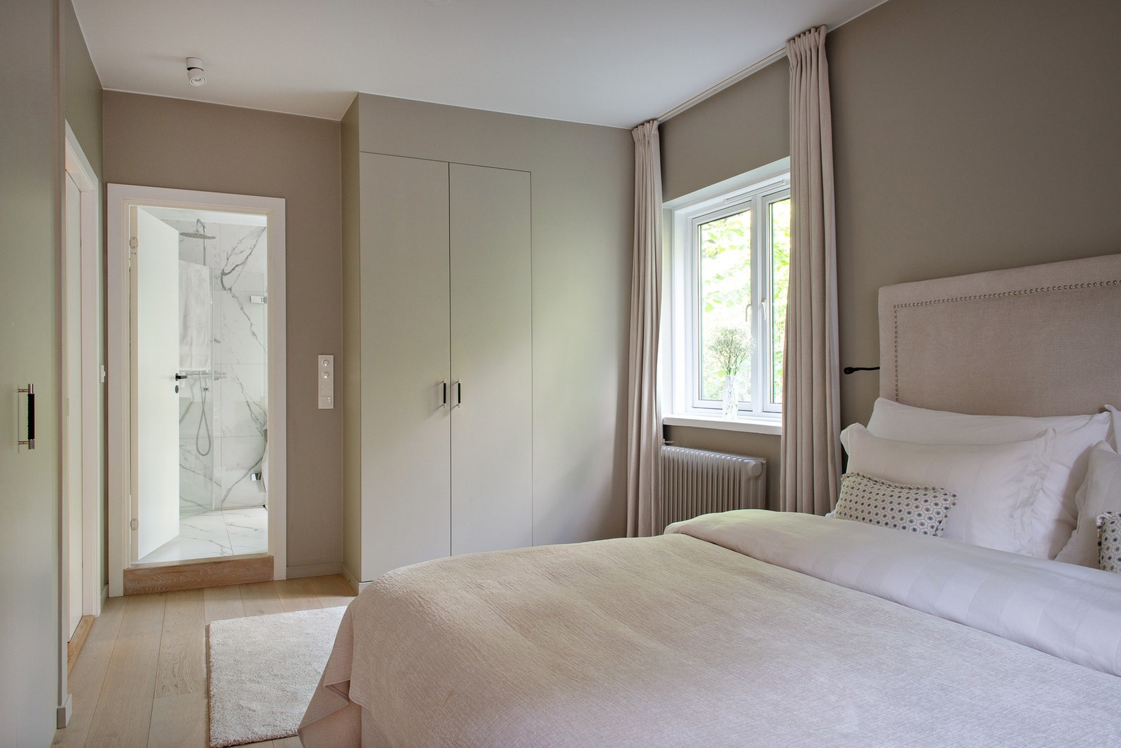 - Fra soverommet er det adkomst til hovedbadet - Galleribilde
