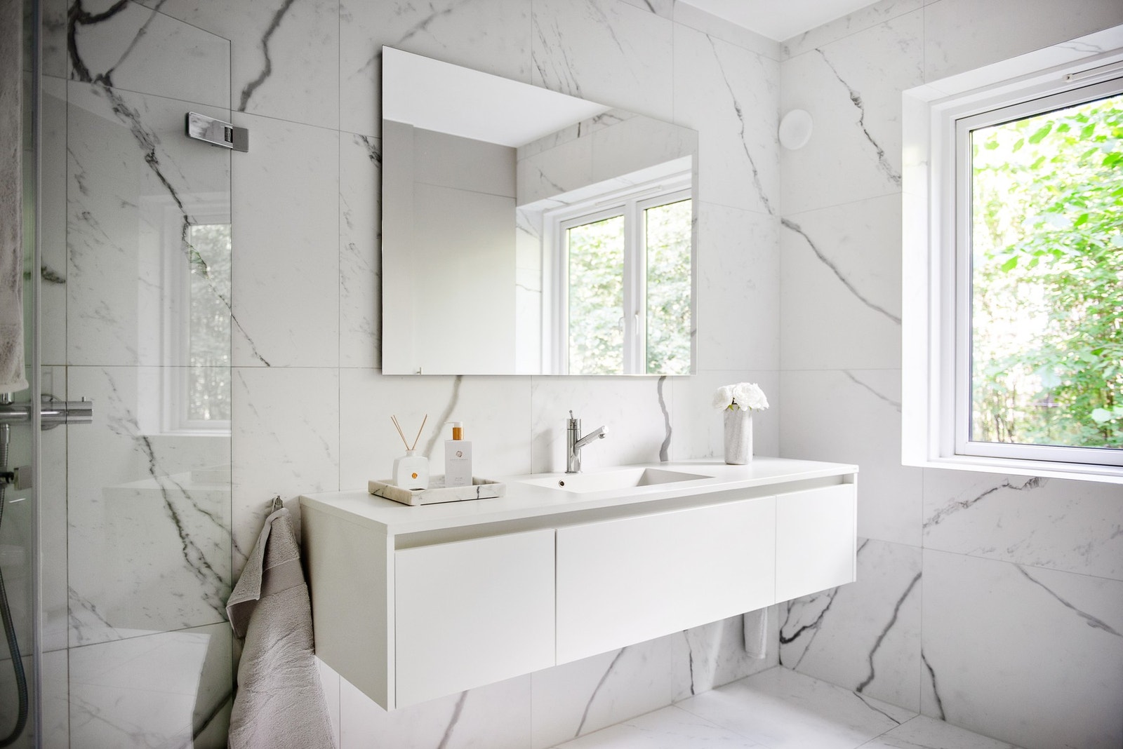 - Delikat baderom med 60x60 marmorfliser. Badet har fått Tg1 av byggesakskyndig - Galleribilde