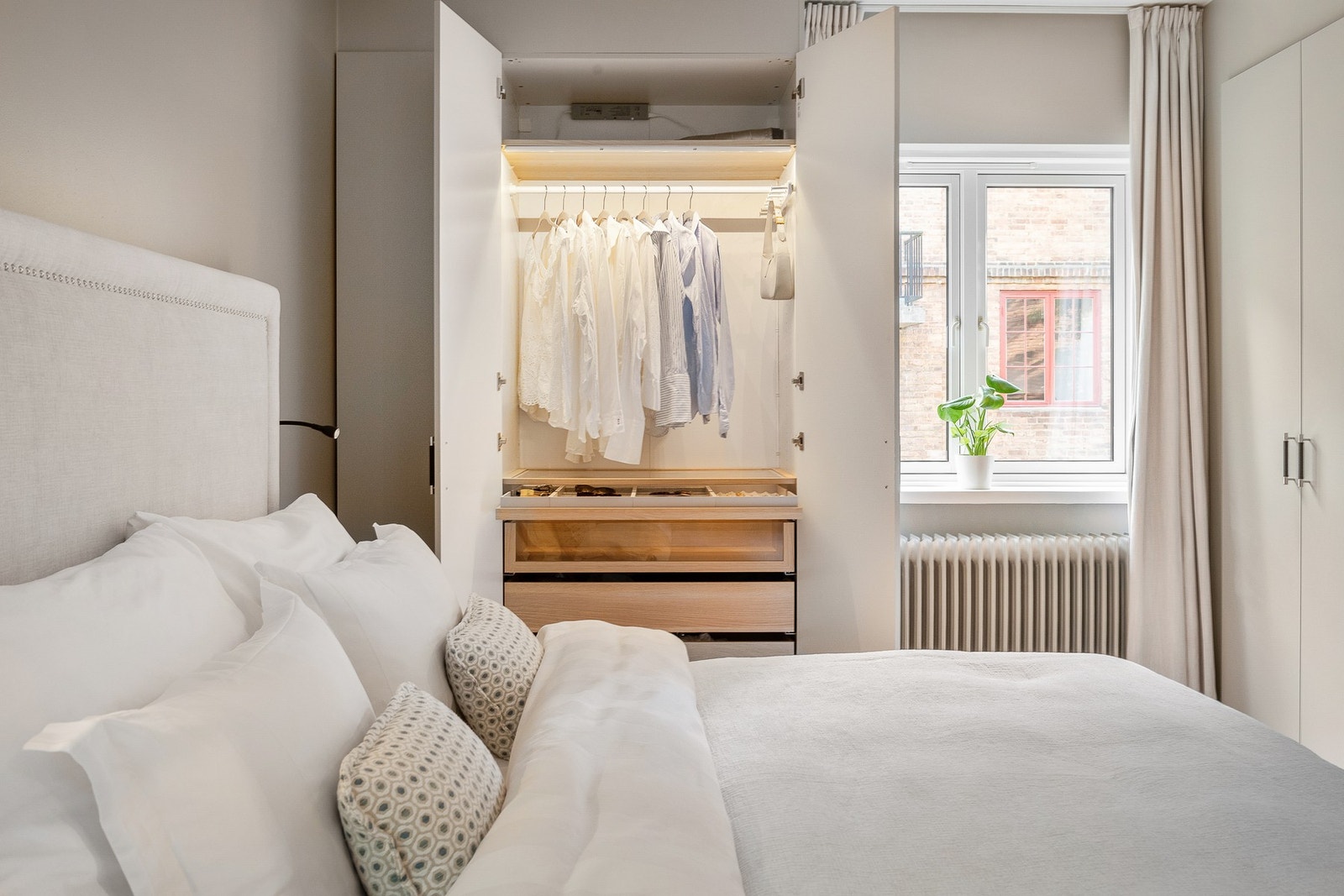 - Rikelig med oppbevaringsplass i plassbygget garderobe - Galleribilde