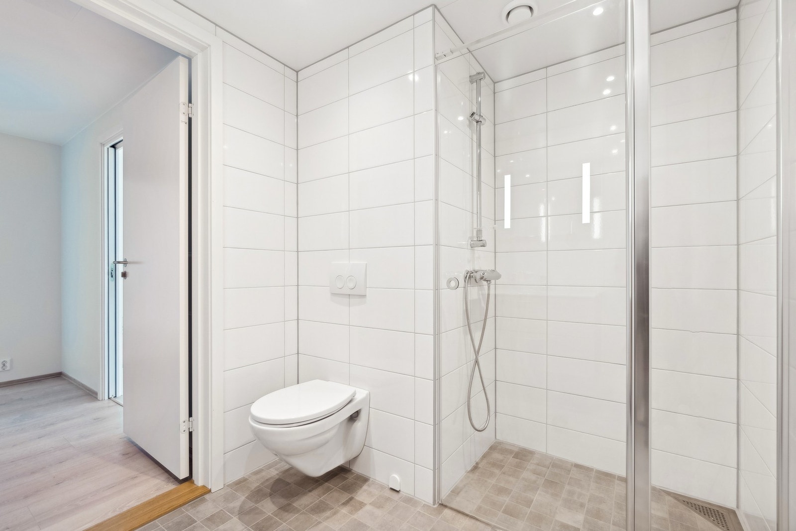 Stilrent flislagt bad med gulvvarme. Galleribilde