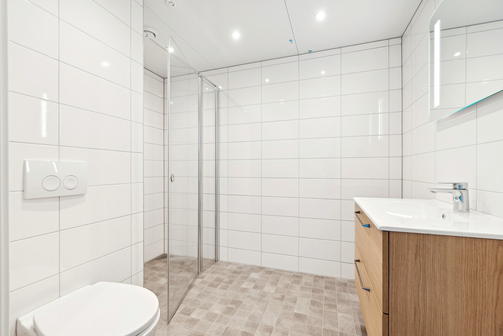 Stilrent flislagt bad med gulvvarme. Galleribilde