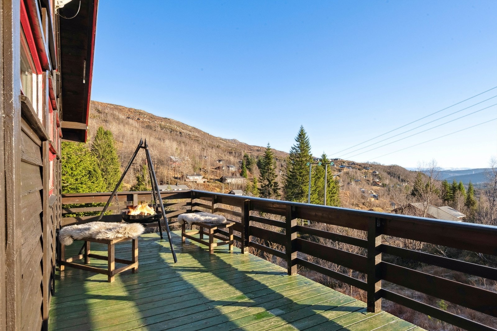 - En sjarmerende og velholdt familiehytte på Kvamskogen - vakkert plassert ved foten av Byrkjefjell, omgitt av natur og ro - Galleribilde