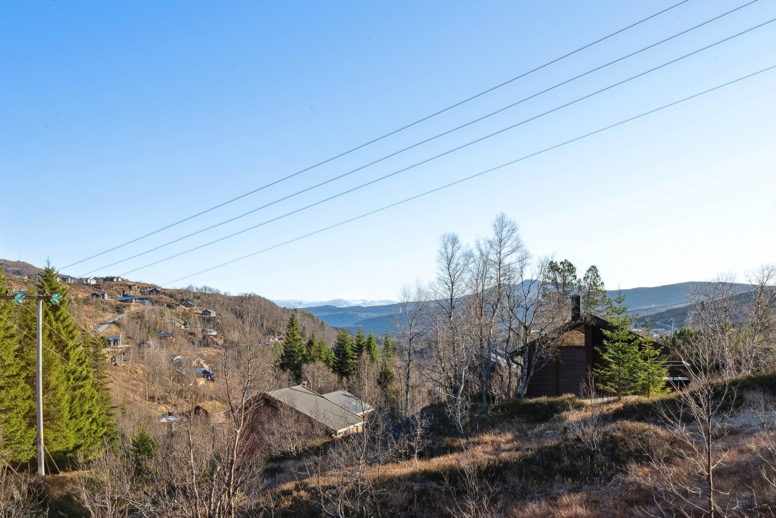 - Nyt nydelig utsikt over nærområdet mot vakkert fjellandskap - Galleribilde