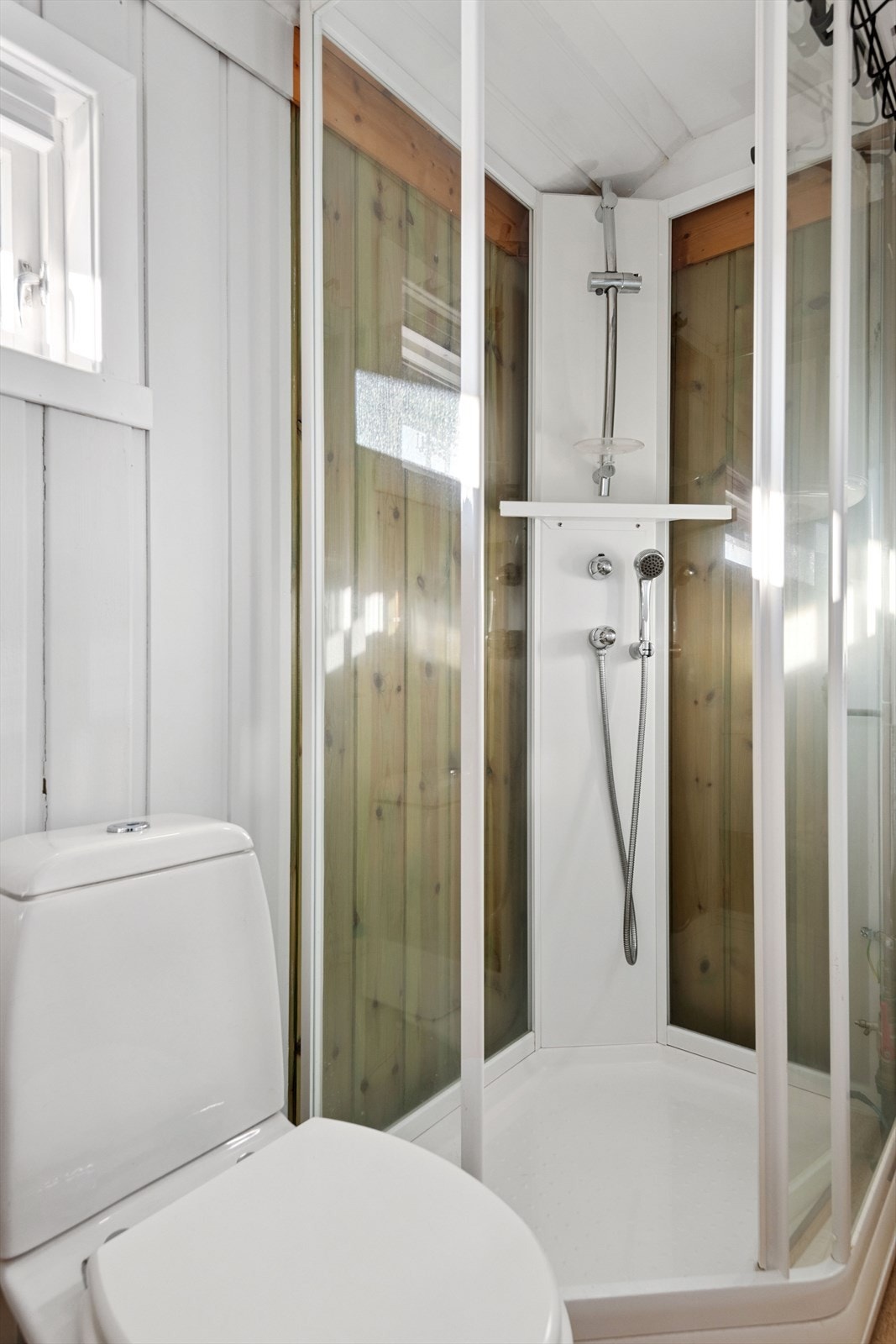 - Innredet med servantmøbel, speil, toalett og dusjkabinett - Galleribilde