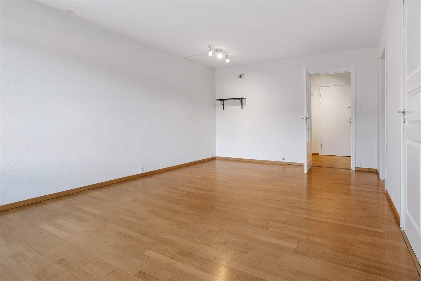 Stor og luftig stue som kan innredes etter ønske med sofagruppe og spisebord Galleribilde