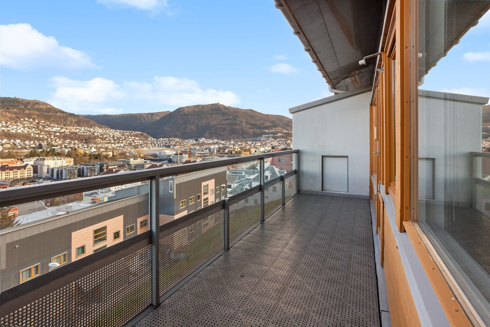 Leiligheten ligger i byggets toppetasje så du har fri utsikt mot sentrum, innseilingen til Bergen og byfjellene. Du kommer godt opp i høyden, og har så godt som ingen innsyn Galleribilde