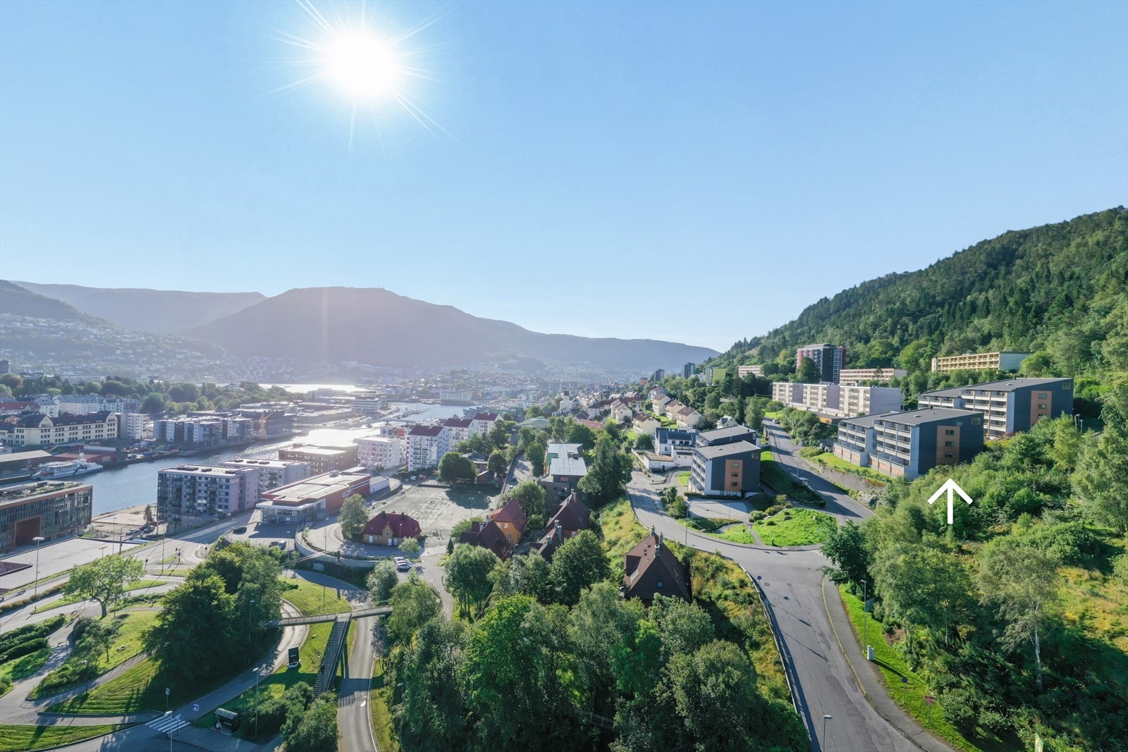 Boligen ligger fint til mellom fjell og sjø. Løvstakken og Løvstien like over boligen, og Damsgård med badekai og bystrand like nedenfor Galleribilde