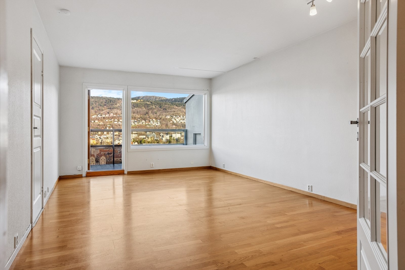 Boligen har noe eldre standard, men er det perfekte utgangspunkt for å kunne sette sitt eget preg! Galleribilde
