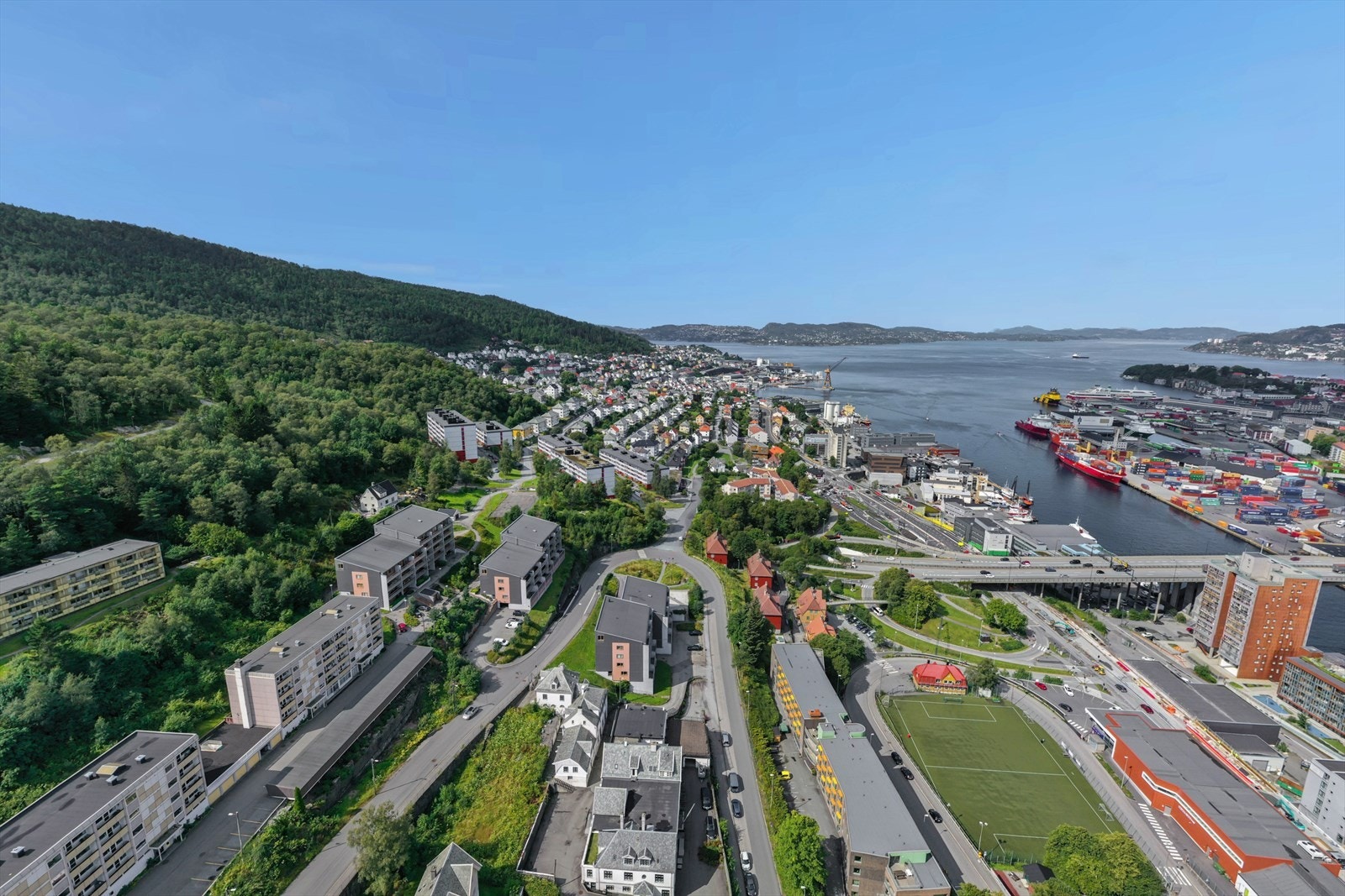 Det er gangavstand til sentrum over Puddefjordsbroen. Spar og Rema 1000 ligger like nedenfor boligen Galleribilde