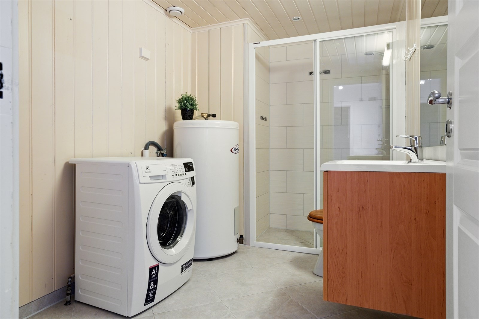 Badet inneholder toalett, dusj med vegg og servant med skapinnredning. Opplegg for vaskemaskin. Borettslaget skal i gang med rørfornying, så da er det også mulig å få tilbud på oppgradering av bad Galleribilde