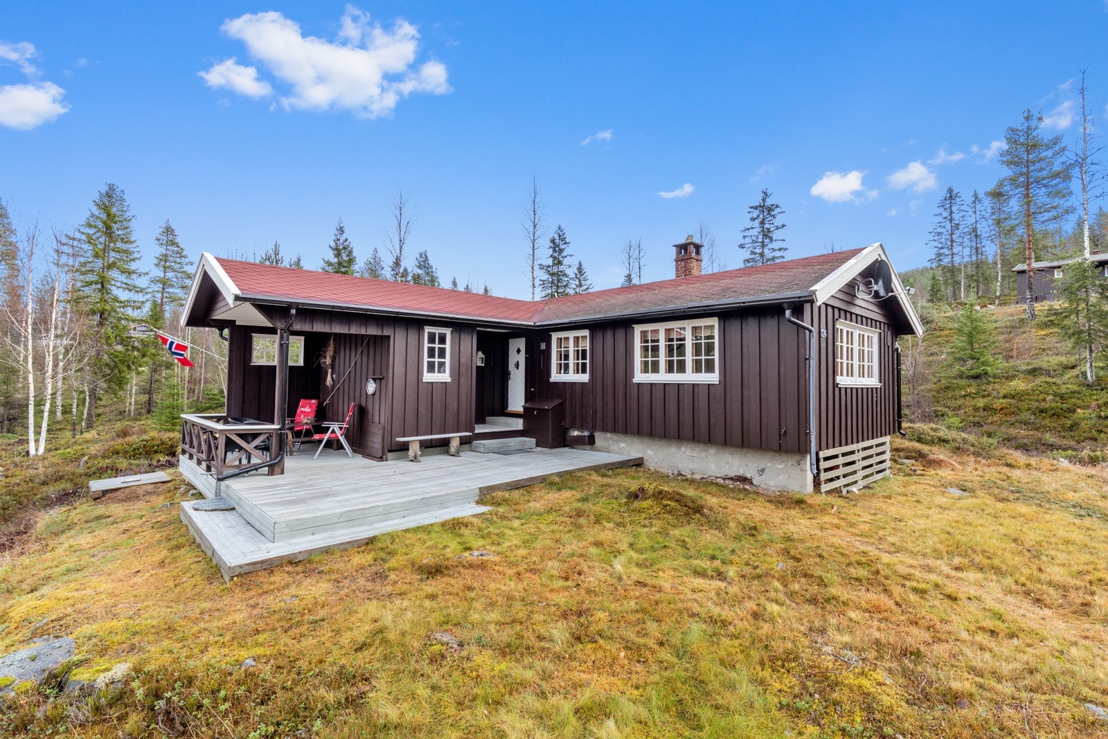Hytta ligger fritt på en liten høyde. Galleribilde