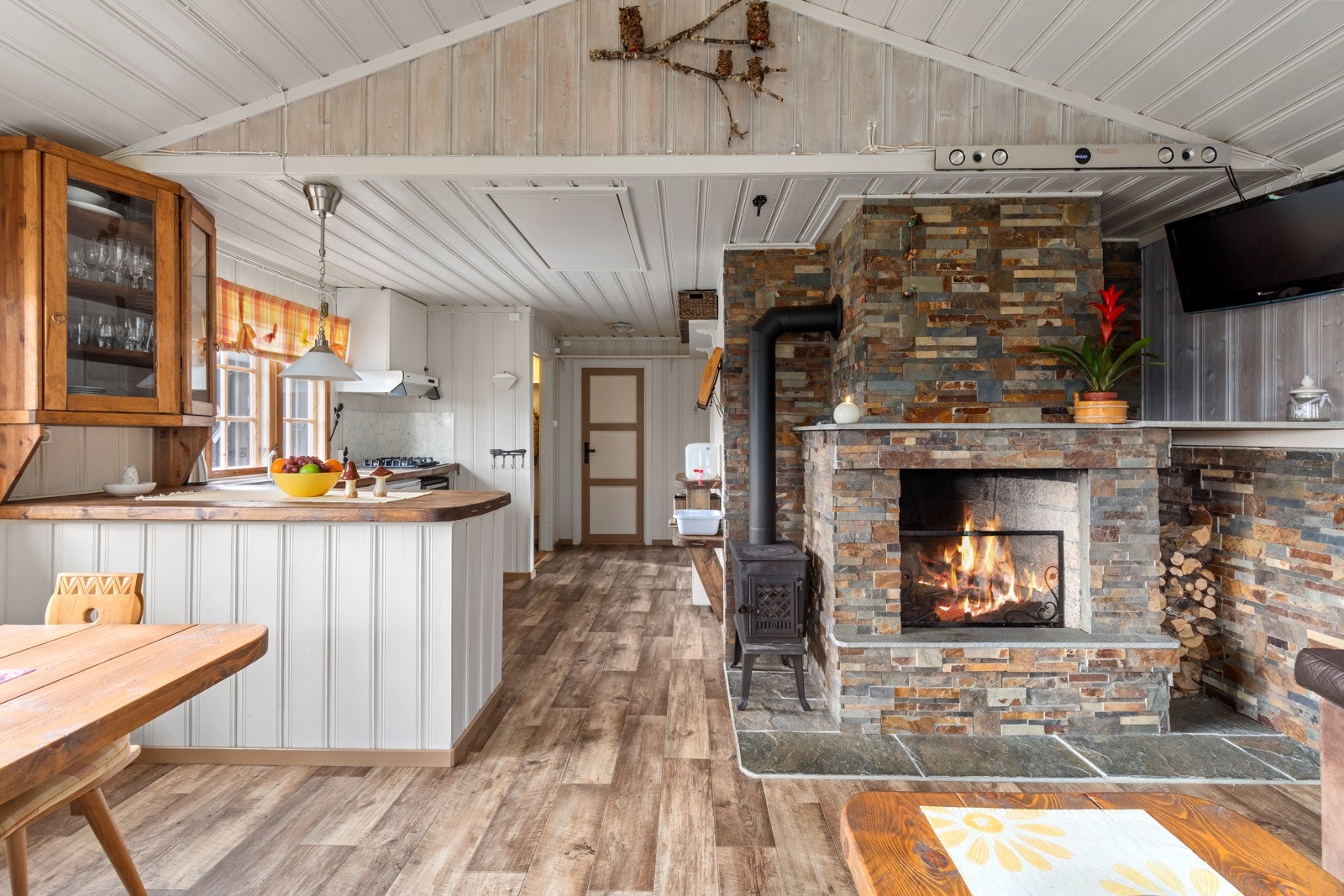 Stue/kjøkken i en åpen løsning med praktisk og sosial halvøy. Galleribilde