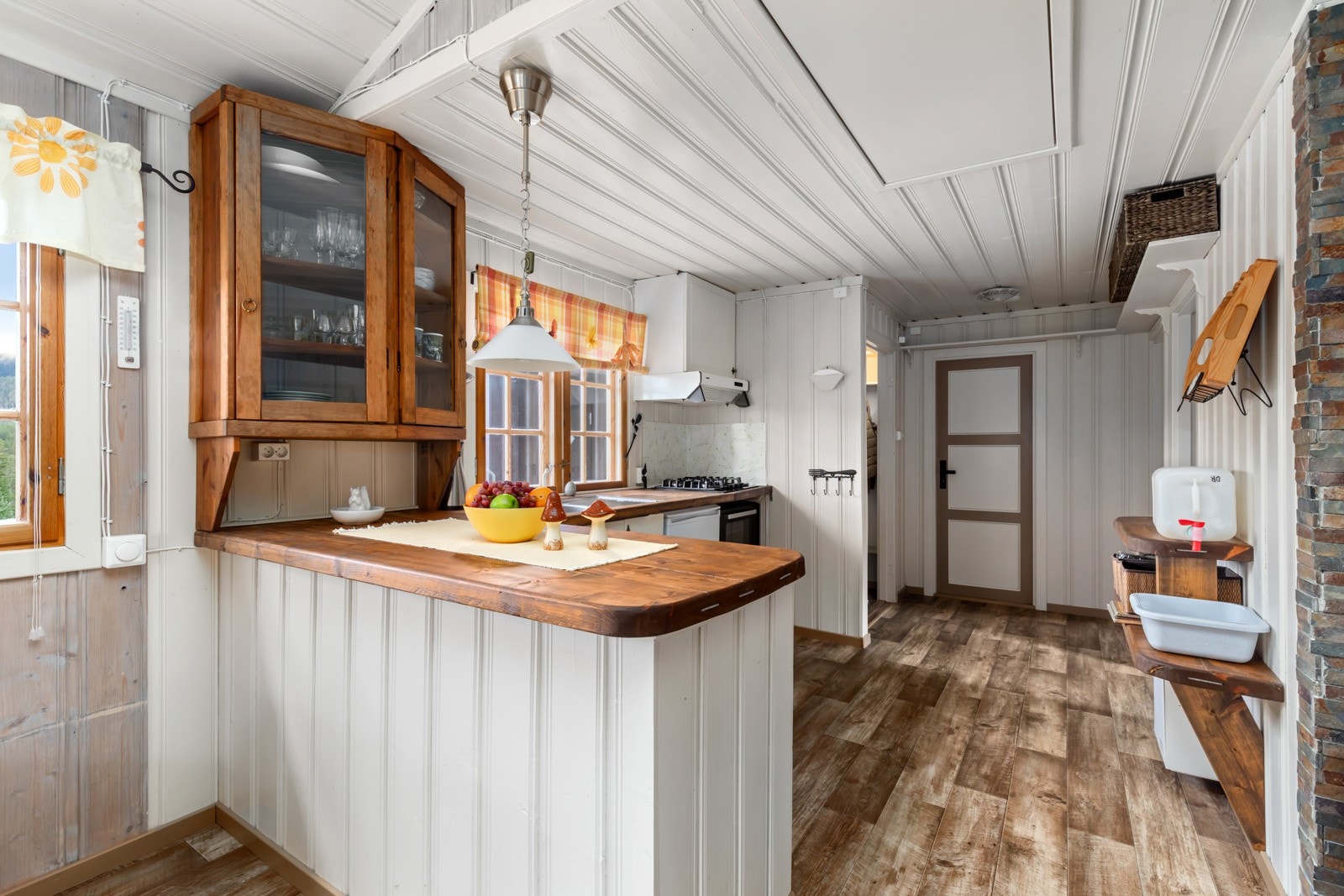 Lyst og praktisk kjøkken. Galleribilde