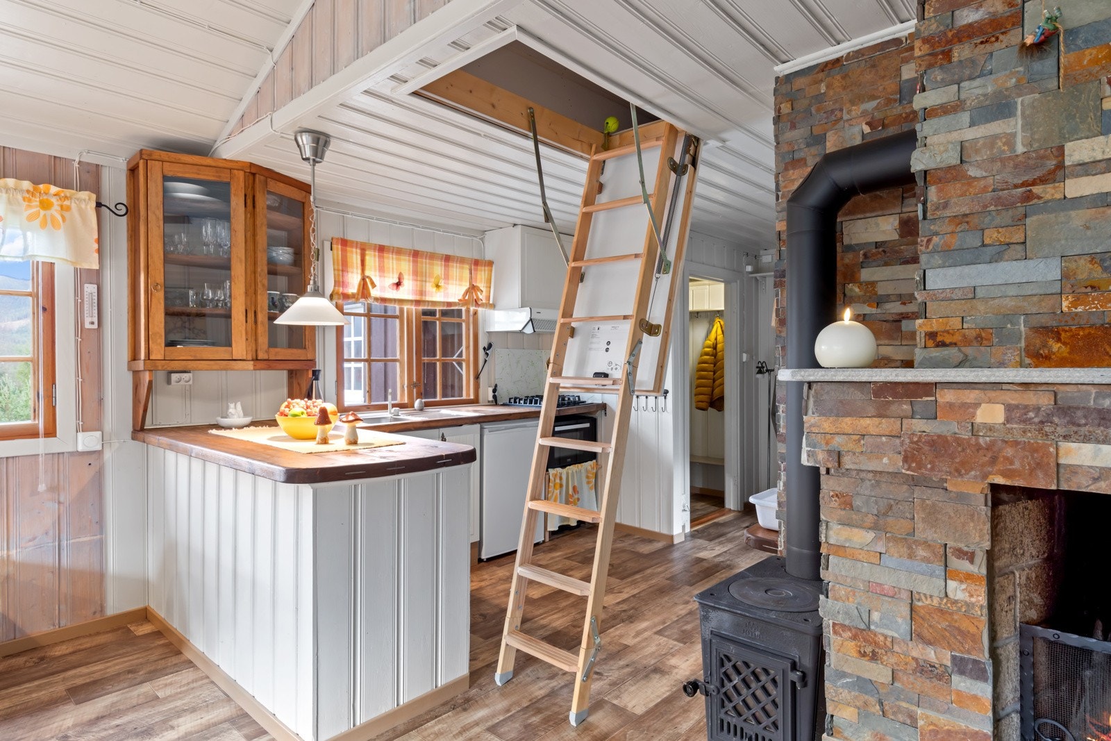 Det er laget en lav sovehems på det gamle kaldloftet. Galleribilde