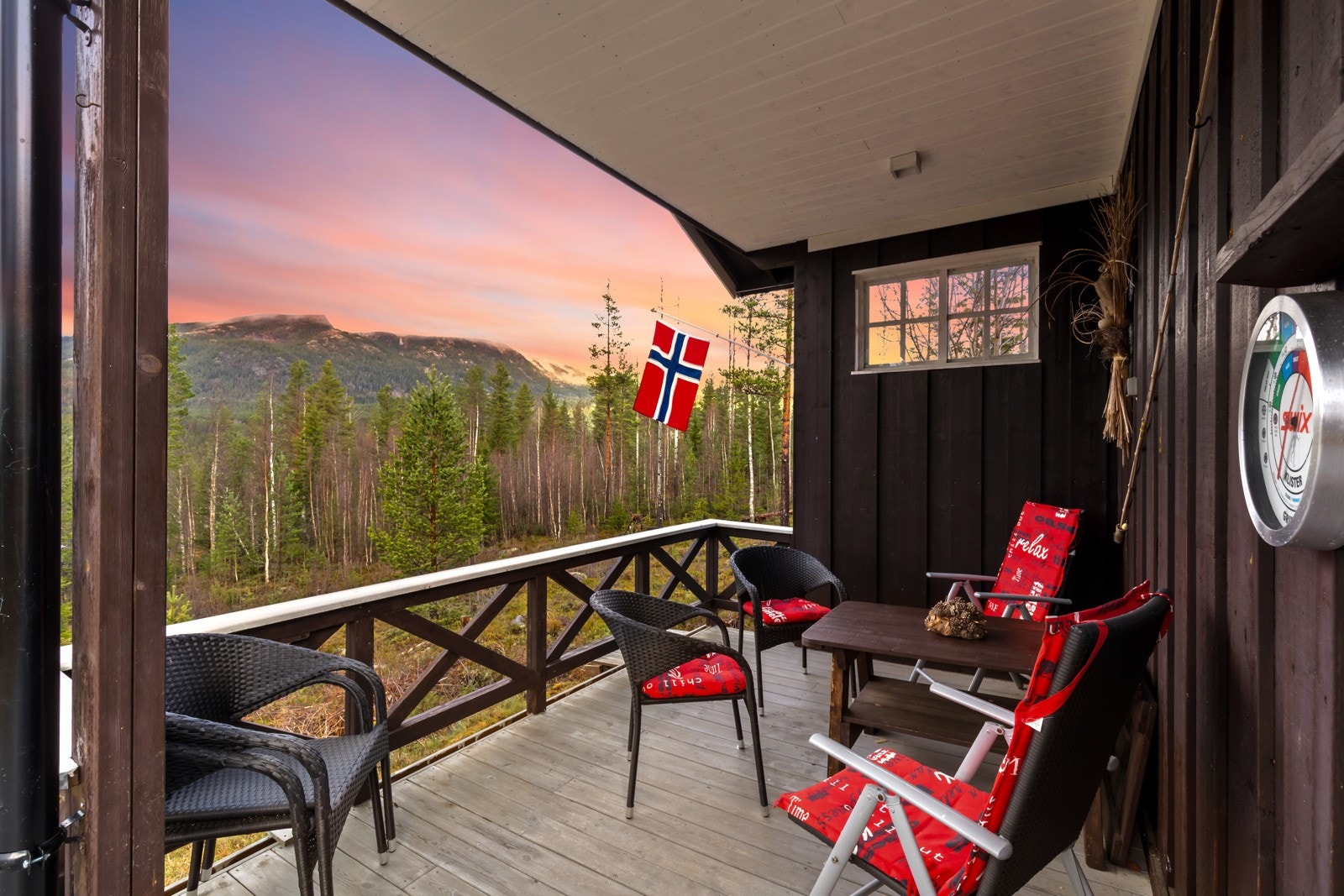 Takoverbygget veranda med kveldssol. Galleribilde