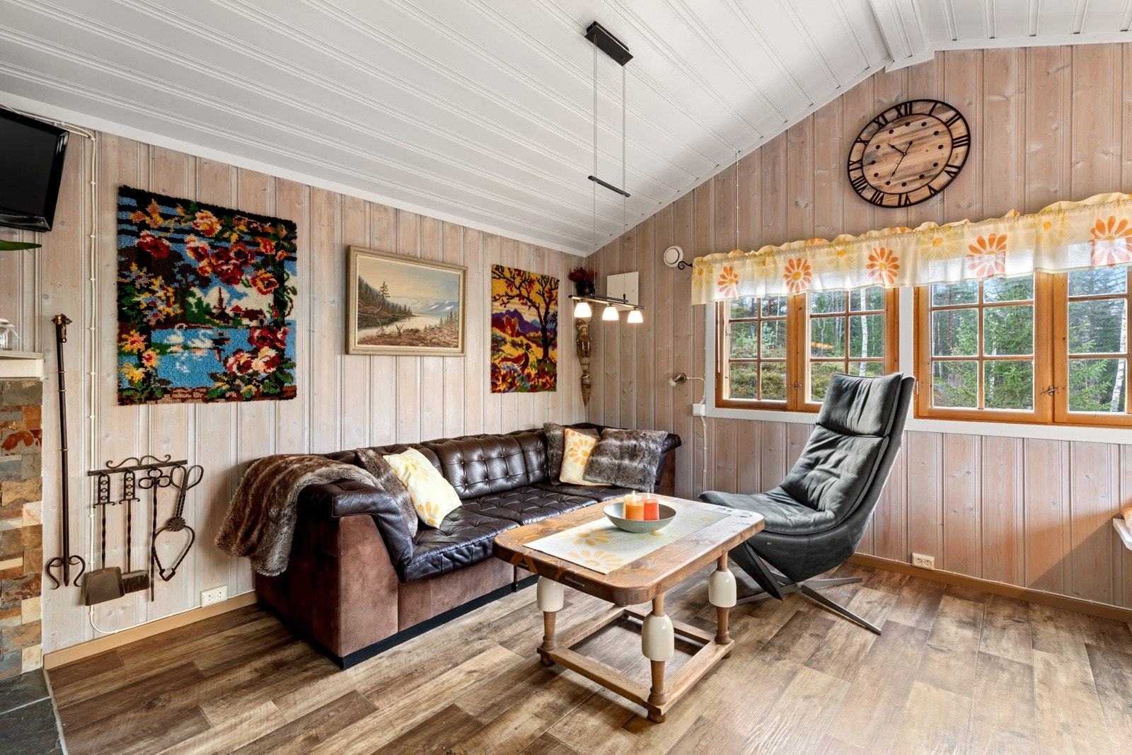 Stuen har raustet himling og god takhøyde. Galleribilde