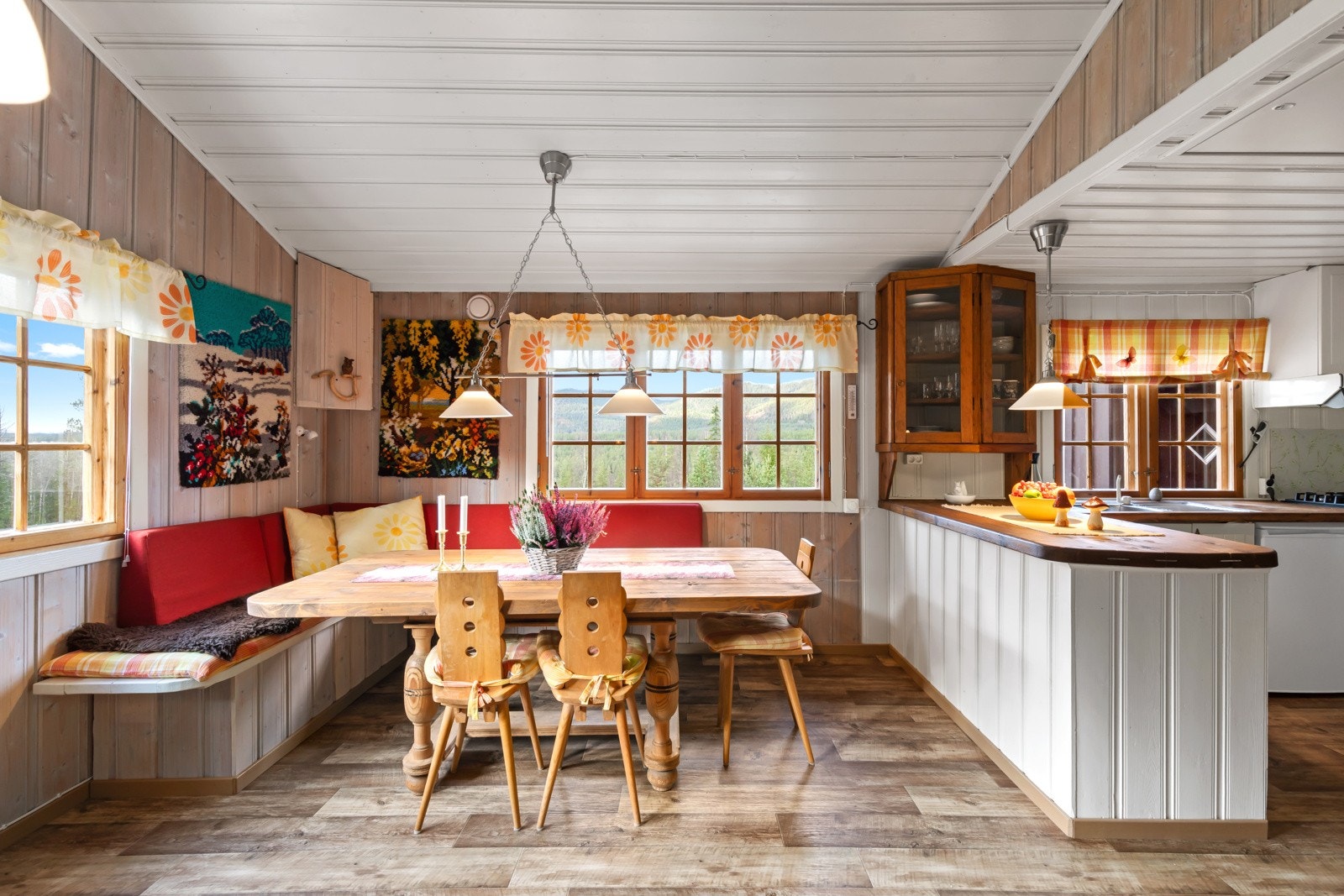 Plass til spisestue med flott utsikt gjennom vinduene. Galleribilde