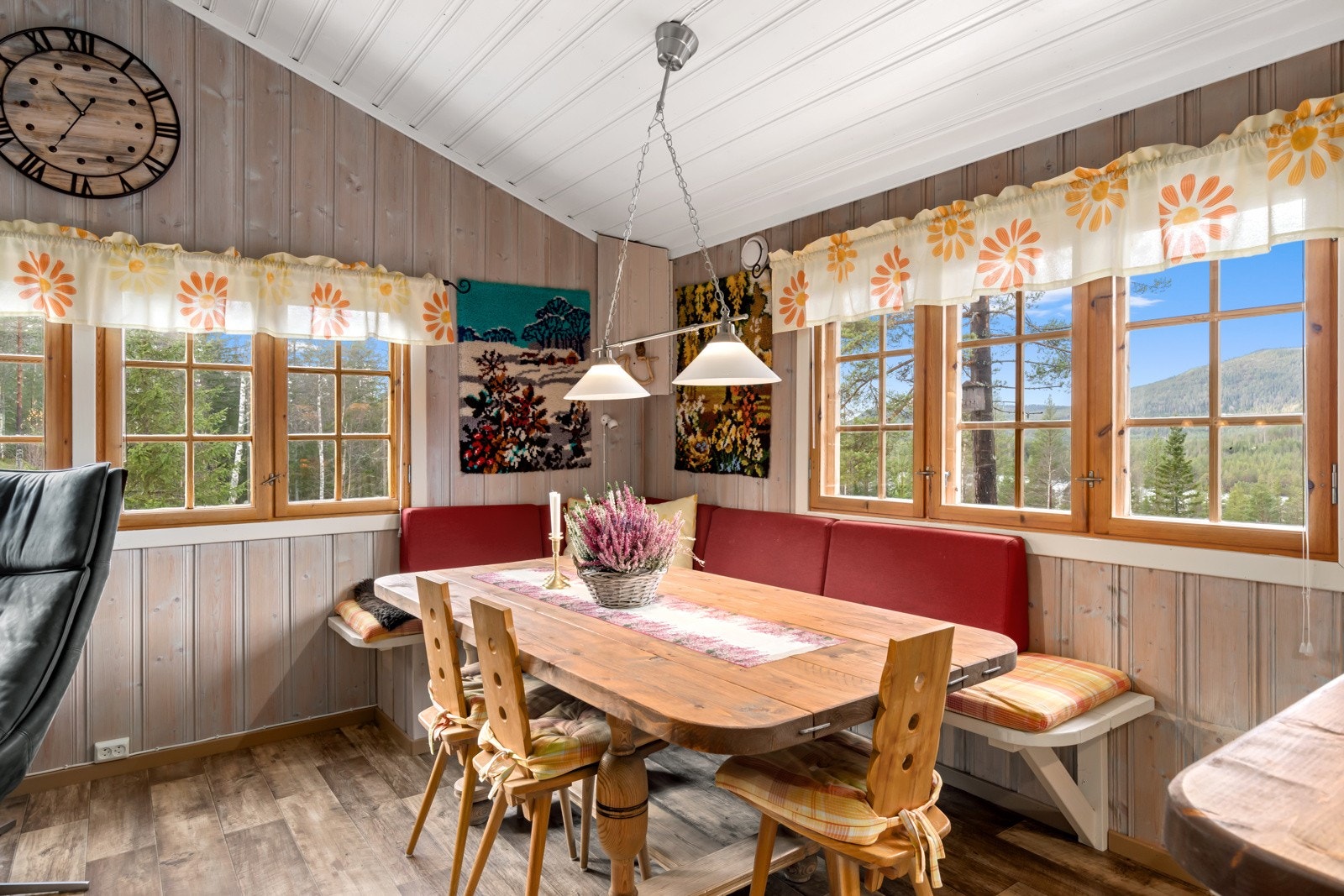 Hyggelig samlingspunkt for spillekvelder og gode måltider. Galleribilde