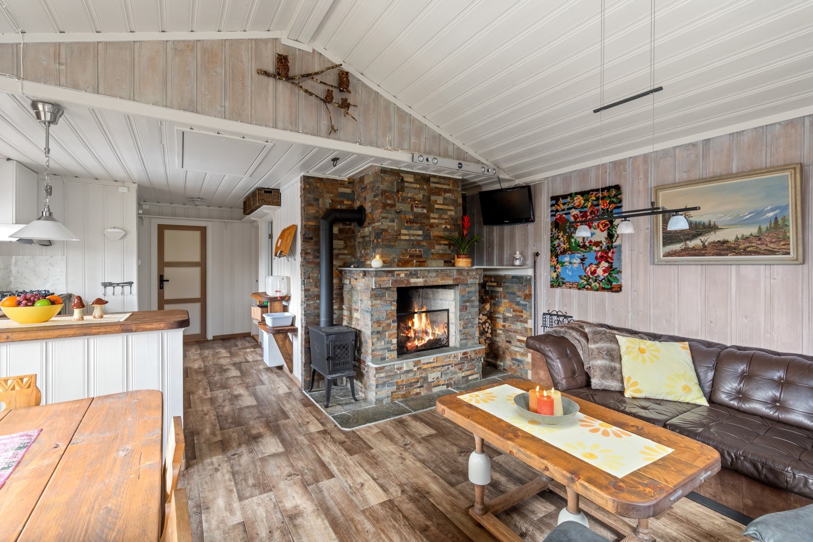 Flott åpen gruepeis, samt rentbrennende vedovn ved siden av. Galleribilde