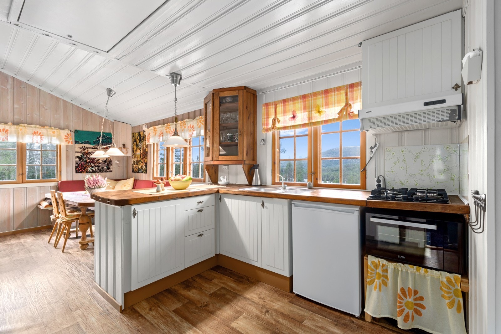 Kjøkken med nyere gasskomfyr som medfølger salget. Galleribilde