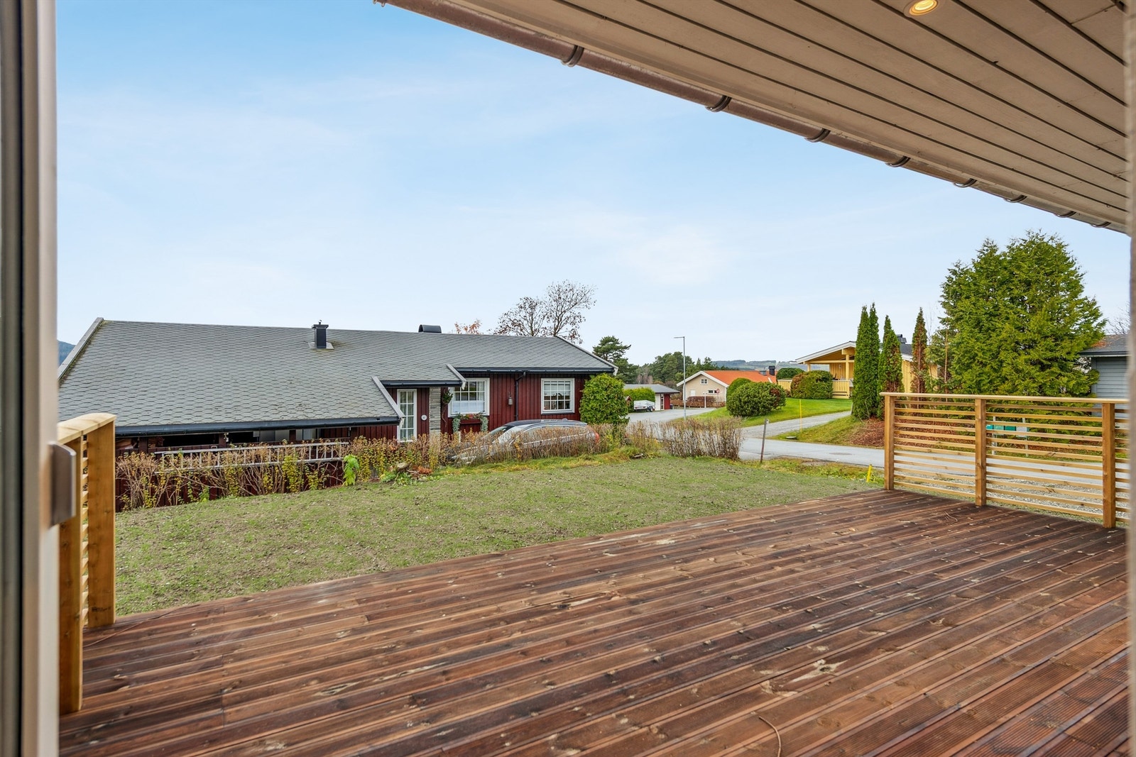 Fra stuen er det utgang til en nybygget terrasse og en solrik hage. Galleribilde