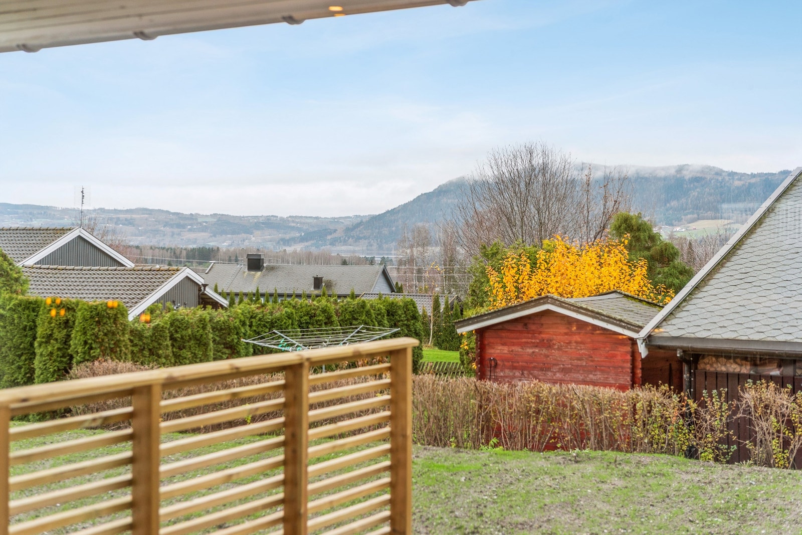 Fra eiendommen er det Mjøsglimt og godt utsyn mot omkringliggende landskap. Galleribilde