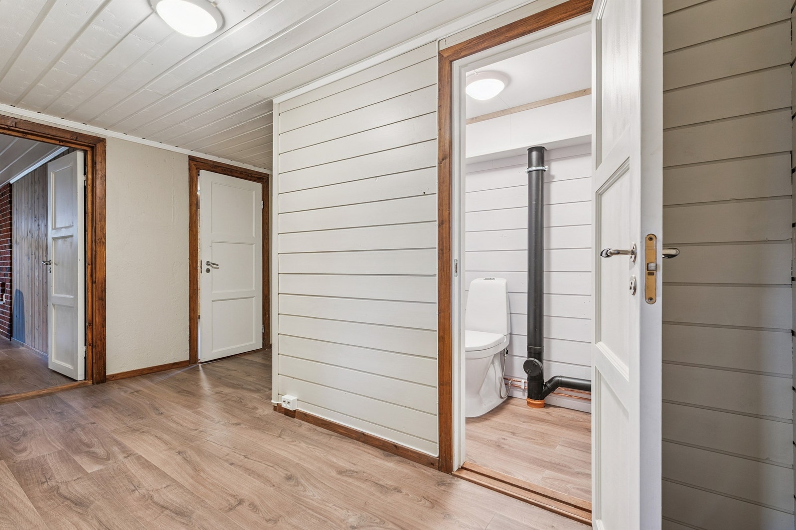 Kjelleretasjen har også et praktisk toalettrom. Galleribilde