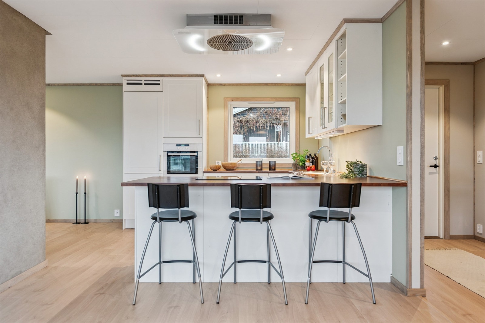 Kjøkkenhalvøya fungerer som en praktisk frokostplass og ekstra arbeidsflate. Galleribilde