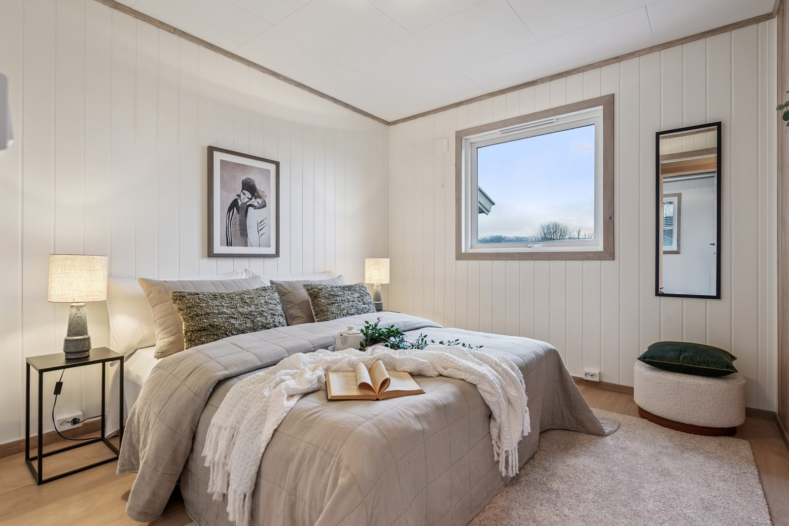 Hovedsoverommet har god plass til dobbeltseng og garderobeløsning. Galleribilde