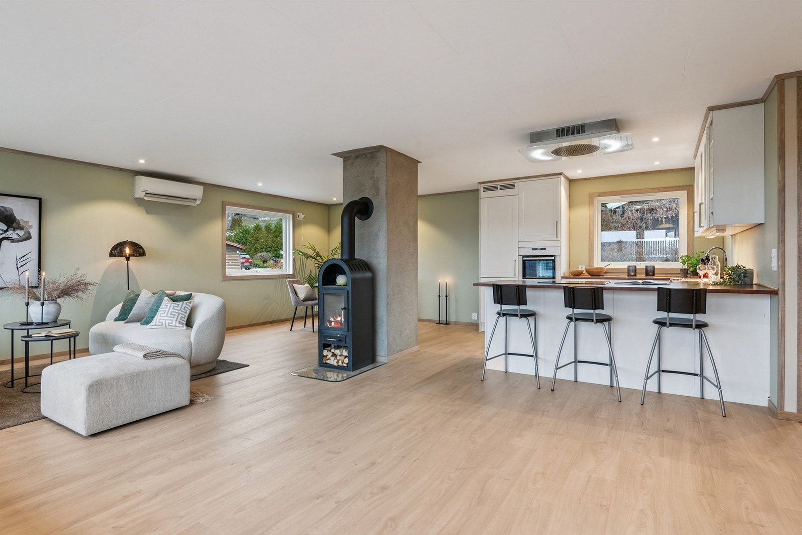 Stue og kjøkken i åpen løsning gir en lys og sosial sone. Galleribilde